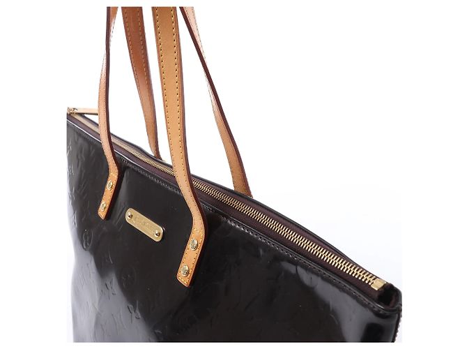 Borsa a tracolla Louis Vuitton Bellevue GM in pelle Vernis Burgundy M93589 Bordò - vista 4