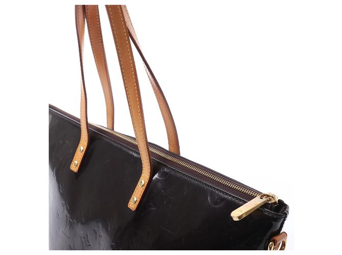 Borsa a tracolla Louis Vuitton Bellevue GM in pelle Vernis Burgundy M93589 Bordò - vista 6