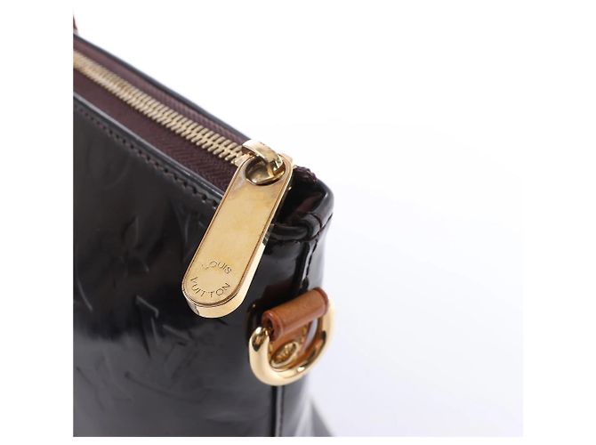 Borsa a tracolla Louis Vuitton Bellevue GM in pelle Vernis Burgundy M93589 Bordò - vista 7
