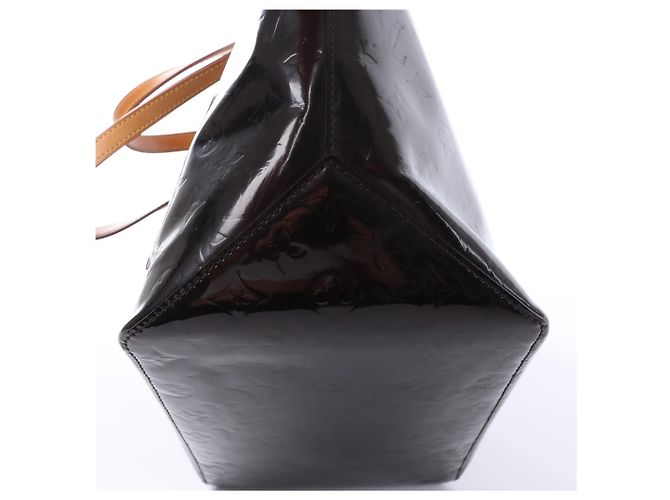Borsa a tracolla Louis Vuitton Bellevue GM in pelle Vernis Burgundy M93589 Bordò - vista 9