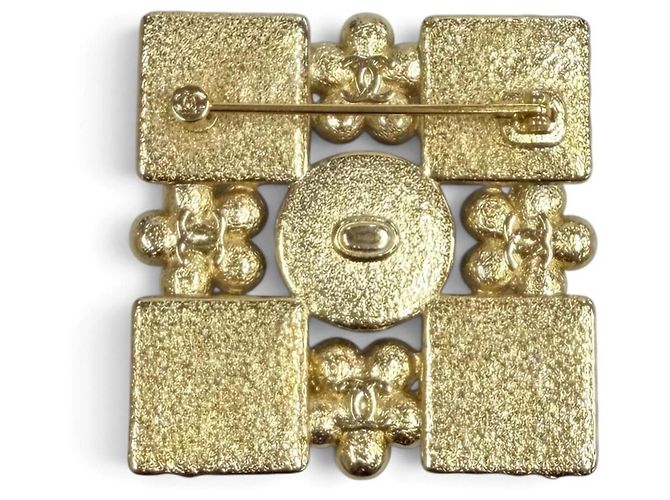 Broche Quadrada Chanel L24S Coco Mark em Pérolas Eco e Strass Preto Branco Dourado - vista 2