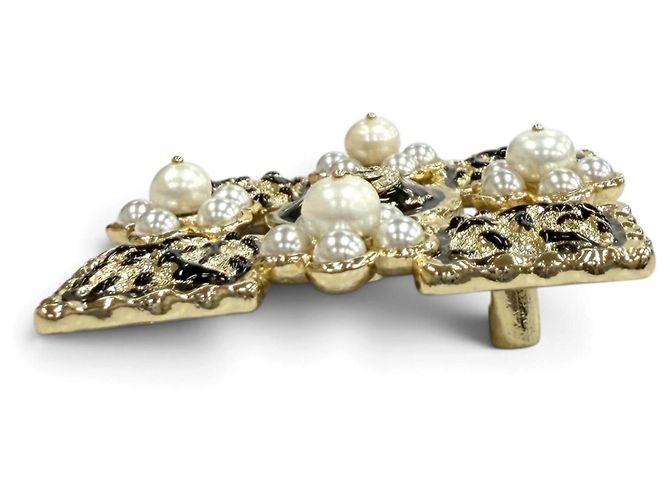 Broche Quadrada Chanel L24S Coco Mark em Pérolas Eco e Strass Preto Branco Dourado - vista 3