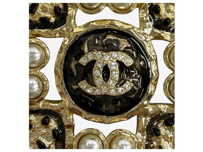 Broche Quadrada Chanel L24S Coco Mark em Pérolas Eco e Strass Preto Branco Dourado - vista 5
