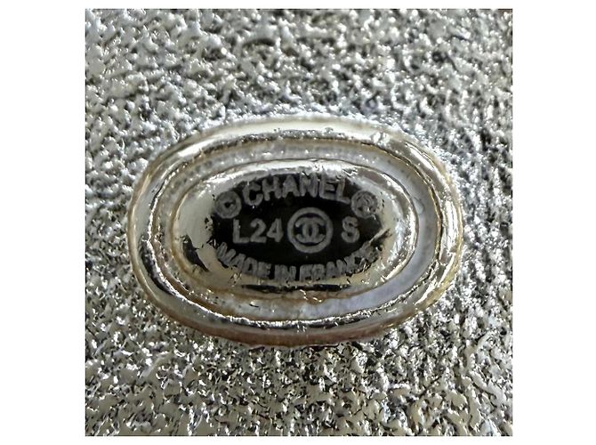Broche Quadrada Chanel L24S Coco Mark em Pérolas Eco e Strass Preto Branco Dourado - vista 8