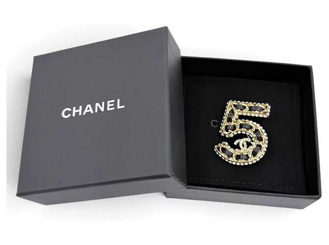 Broche de couro com strass Chanel B23P No.5 Coco Mark Preto Dourado - vista 2