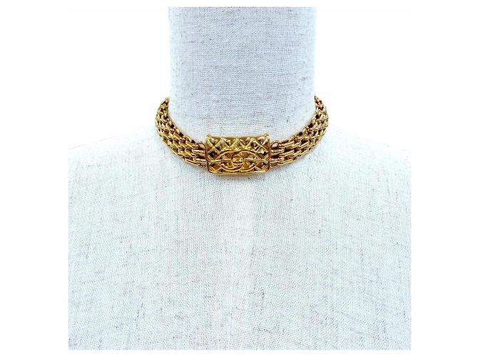 Collar Choker Motif Bolso Matelassé Chanel Coco Mark Dorado - vista 3