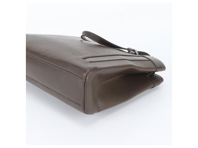 Sac cabas Louis Vuitton Taiga Kasbek PM en cuir Grizzly - vue 4