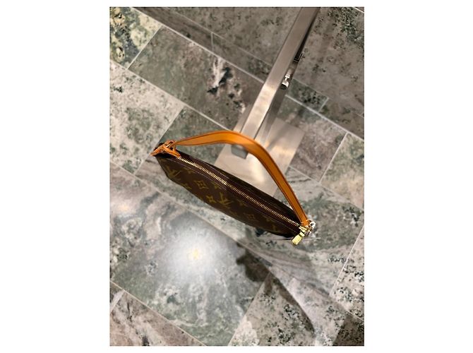 Louis Vuitton Pochette Accessoires Monogram Castaño Monograma - vista 2