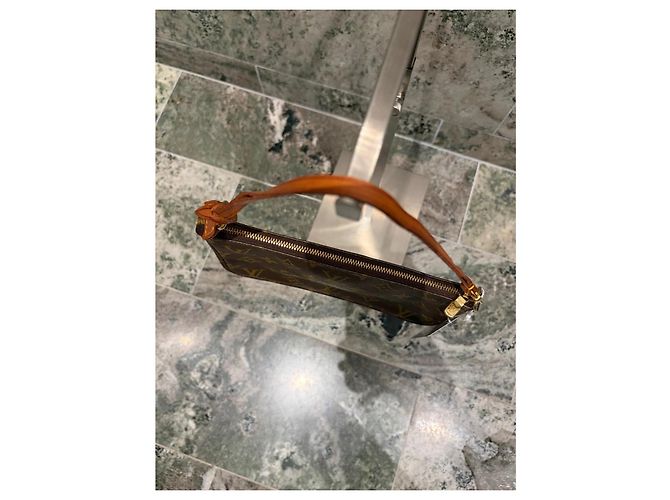 Louis Vuitton Pochette Accessoires Monogram Marrom Monograma - vista 2
