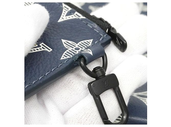Borsa a tracolla Louis Vuitton Monogram Shadow Gaston Blu navy - vista 7