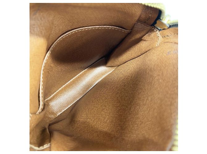 Bolsa de Ombro Louis Vuitton Monogram Danube Marrom - vista 4