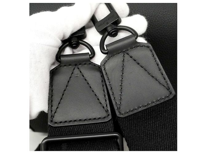 Sac à épaule Louis Vuitton LV Aerogram Takeoff PM Noir - vue 12