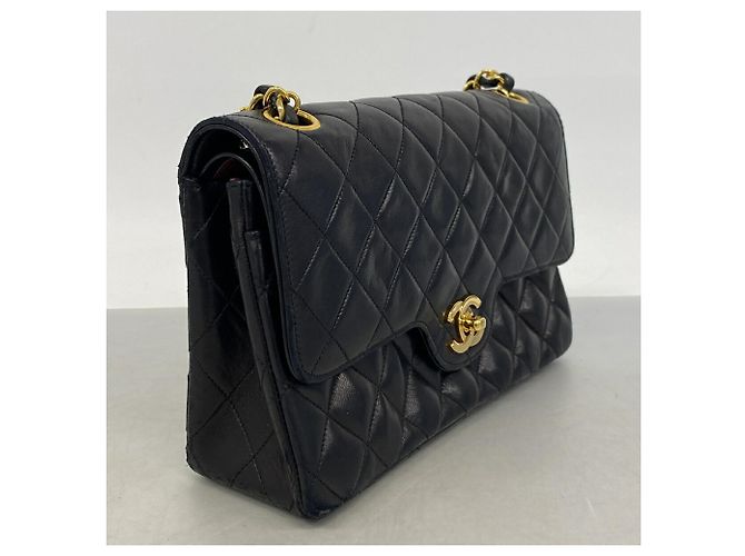 Chanel Matelassé Schultertasche aus schwarzem Lammleder - Ansicht 2