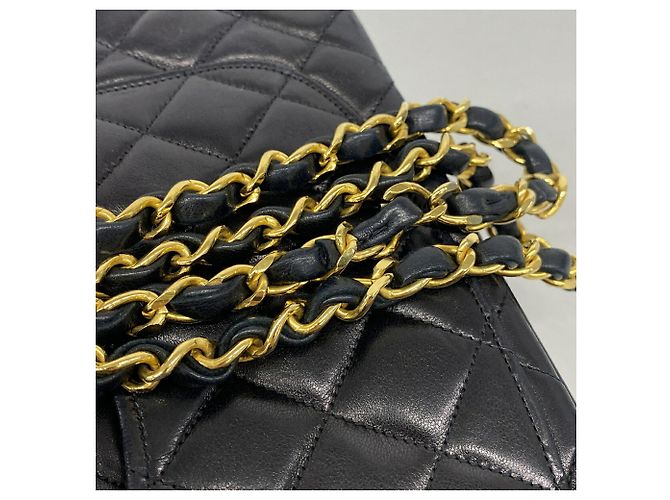Chanel Matelassé Schultertasche aus schwarzem Lammleder - Ansicht 9