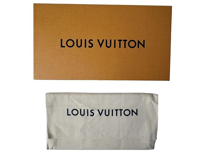 Louis Vuitton Portefeuille Capucines Studded Long Wallet Nero - vista 13
