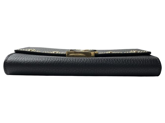Louis Vuitton Portefeuille Capucines Studded Long Wallet Nero - vista 5