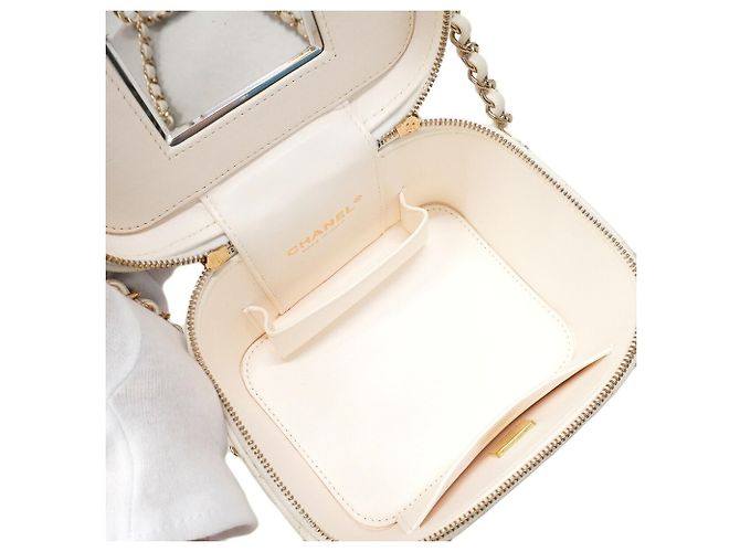 Borsa Vanity Chanel in pelle di vitello granulata bianca Bianco - vista 4