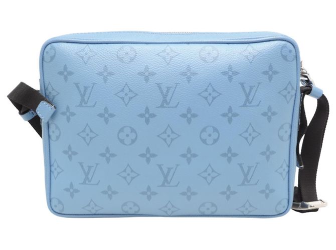 Borsa a tracolla Louis Vuitton Outdoor Messenger PM Blu chiaro - vista 2