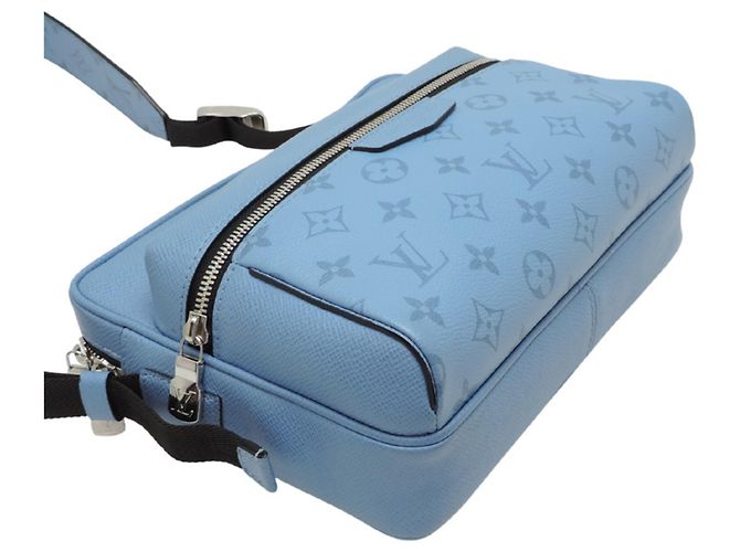 Borsa a tracolla Louis Vuitton Outdoor Messenger PM Blu chiaro - vista 3