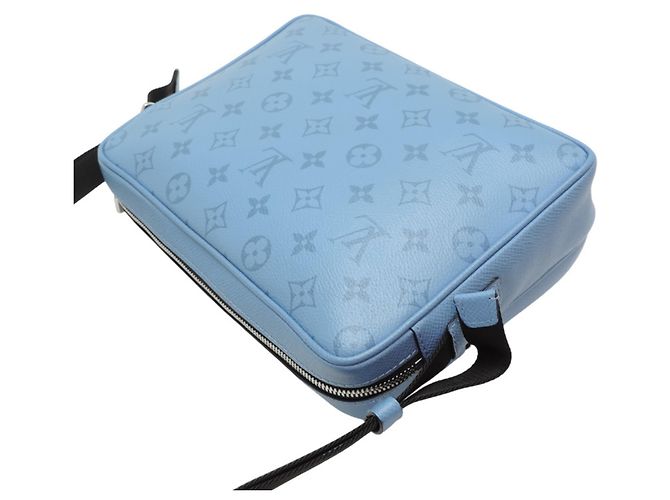 Borsa a tracolla Louis Vuitton Outdoor Messenger PM Blu chiaro - vista 4
