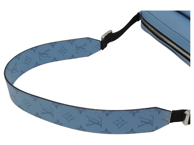 Borsa a tracolla Louis Vuitton Outdoor Messenger PM Blu chiaro - vista 5