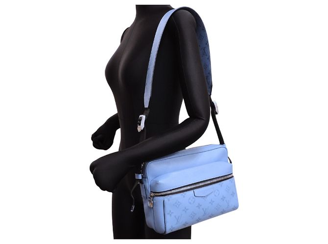 Borsa a tracolla Louis Vuitton Outdoor Messenger PM Blu chiaro - vista 9