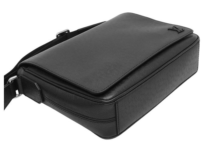 Borsa a tracolla da uomo Louis Vuitton District PM NV3 Nero - vista 3