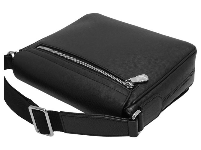 Borsa a tracolla da uomo Louis Vuitton District PM NV3 Nero - vista 4