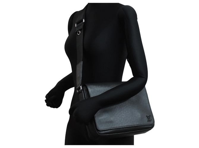 Borsa a tracolla da uomo Louis Vuitton District PM NV3 Nero - vista 9