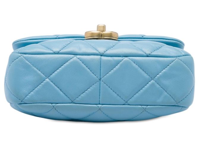 Chanel Blue Mini Quilted Lambskin Lacquered Chain Flap Azul Azul claro - vista 3