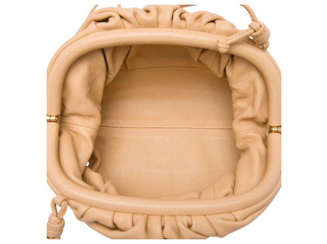 Bottega Veneta The Mini Pouch Crossbody in nappa marrone Marrone chiaro - vista 4