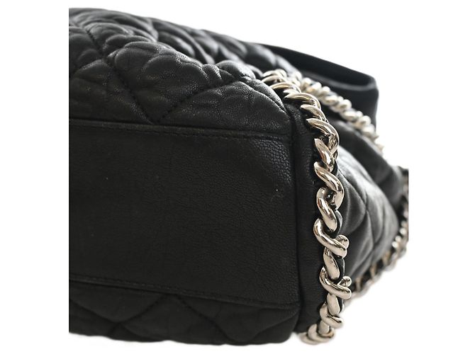 Chanel Bolsa Hobo em pele de cordeiro matelassada preta lavada com corrente Preto - vista 5