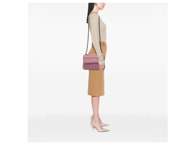 Bolso de hombro Bottega Veneta Olimpia en Nappa Intrecciato rosa, tamaño Medium - vista 6