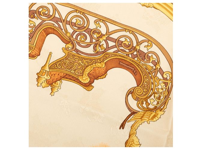Pañuelo de seda Hermès Beige Plumes Et Grelots 90 - vista 6