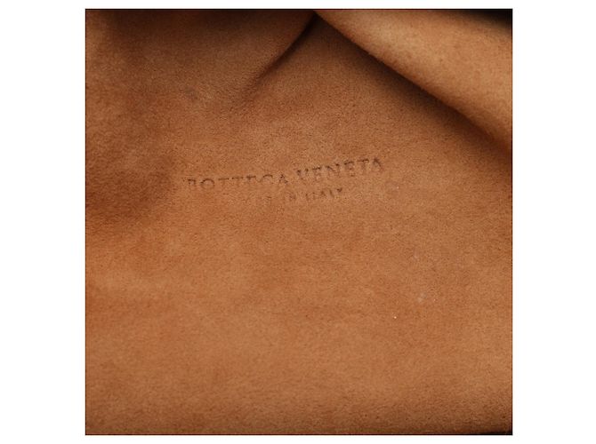 Bottega Veneta The Pouch in pelle di vitello craquelé Beige - vista 5