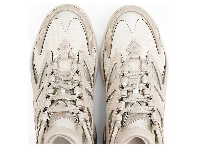 Baskets Louis Vuitton Runner Tatic Marron Rose Beige - vue 11