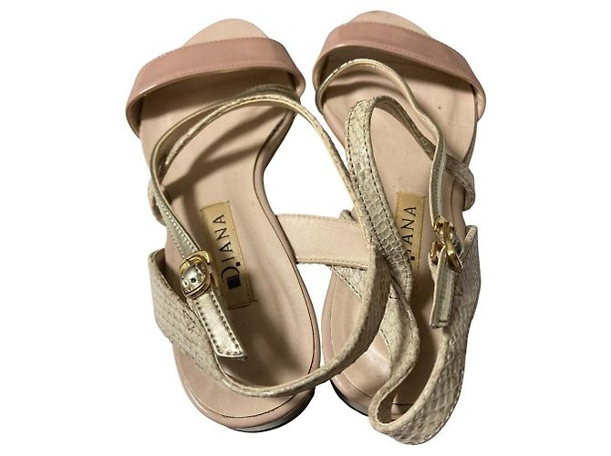 Autre Marque Sandales plates DIANA en cuir embossé python Rose Beige - vue 3