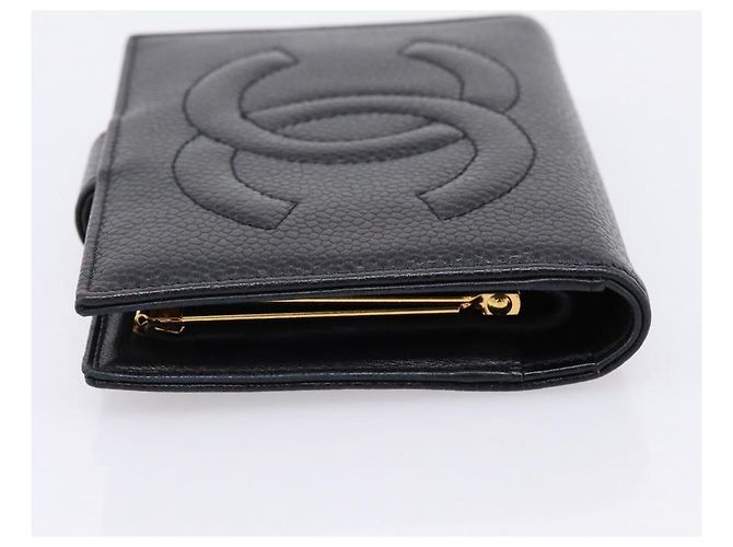 Carteira Compacta CHANEL COCO Mark em Couro Caviar Preta e Dourada CC Auth 206090V Preto Dourado - vista 3