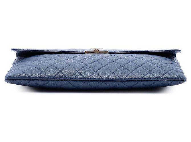 Clutch Chanel Large Quilted Caviar Golden Class O Case Blu - vista 3