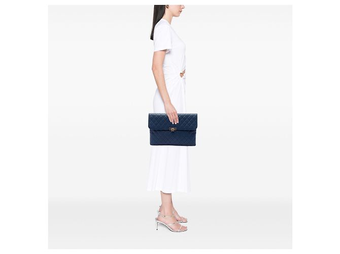 Clutch Chanel Large Quilted Caviar Golden Class O Case Blu - vista 6