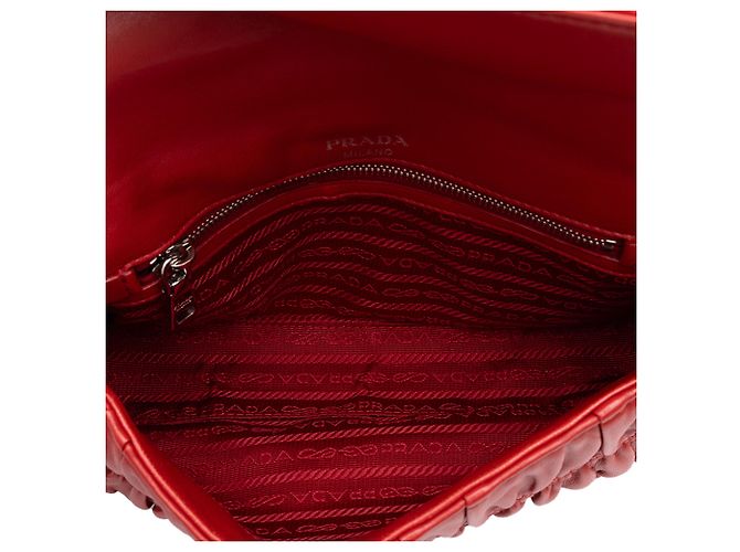 Borsa a tracolla con patta e catena Prada Nappa Gaufre rossa Rosso - vista 4