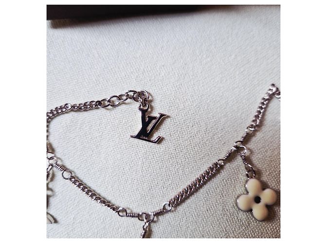 Louis Vuitton Armband mit Blumen- und Herzanhängern Silber Weiß - Ansicht 4
