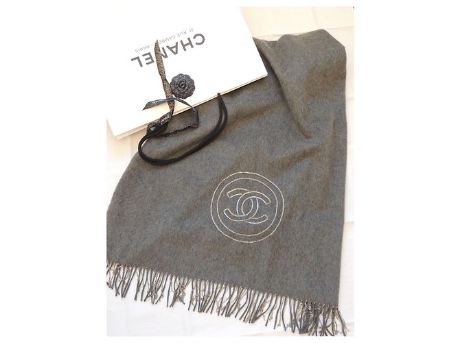Chanel XXL Kaschmir-Schal in Grau mit Ketten-Logo - Ansicht 2