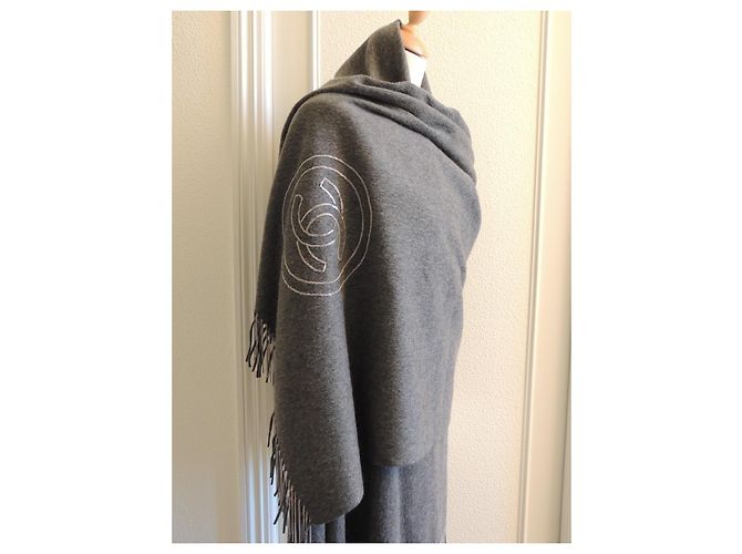 Chanel XXL Kaschmir-Schal in Grau mit Ketten-Logo - Ansicht 5