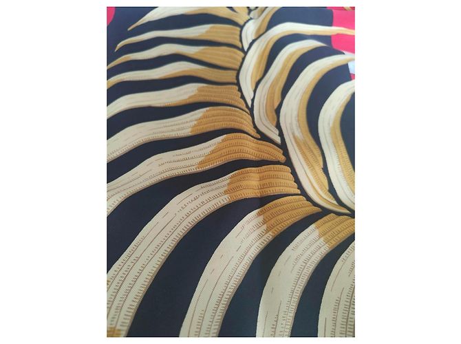Hermès "Tigre Royal" Seidentuch Schwarz Rot Beige Golden - Ansicht 5