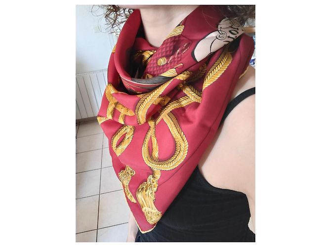 Pañuelo Hermès 90x90 de seda – Modelo "Palefroi" (Bordeaux y Oro) Roja Dorado - vista 12