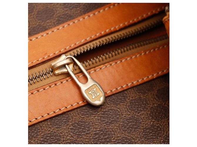 Bolsa Boston Céline Macadam Monograma Marrom - vista 10
