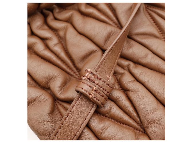 Miu Miu Borsa Hobo in Pelle Arricciata Marrone - vista 11