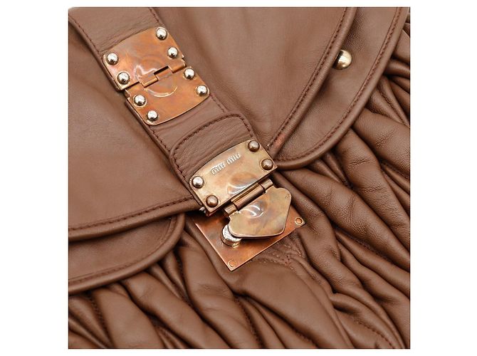 Miu Miu Borsa Hobo in Pelle Arricciata Marrone - vista 6