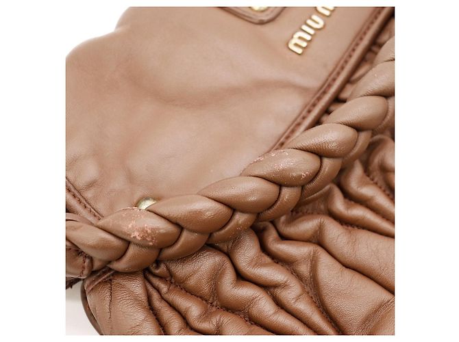Miu Miu Borsa Hobo in Pelle Arricciata Marrone - vista 9